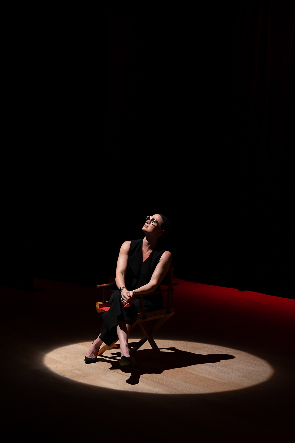Gaby Haviaras sob um spot de luz no palco